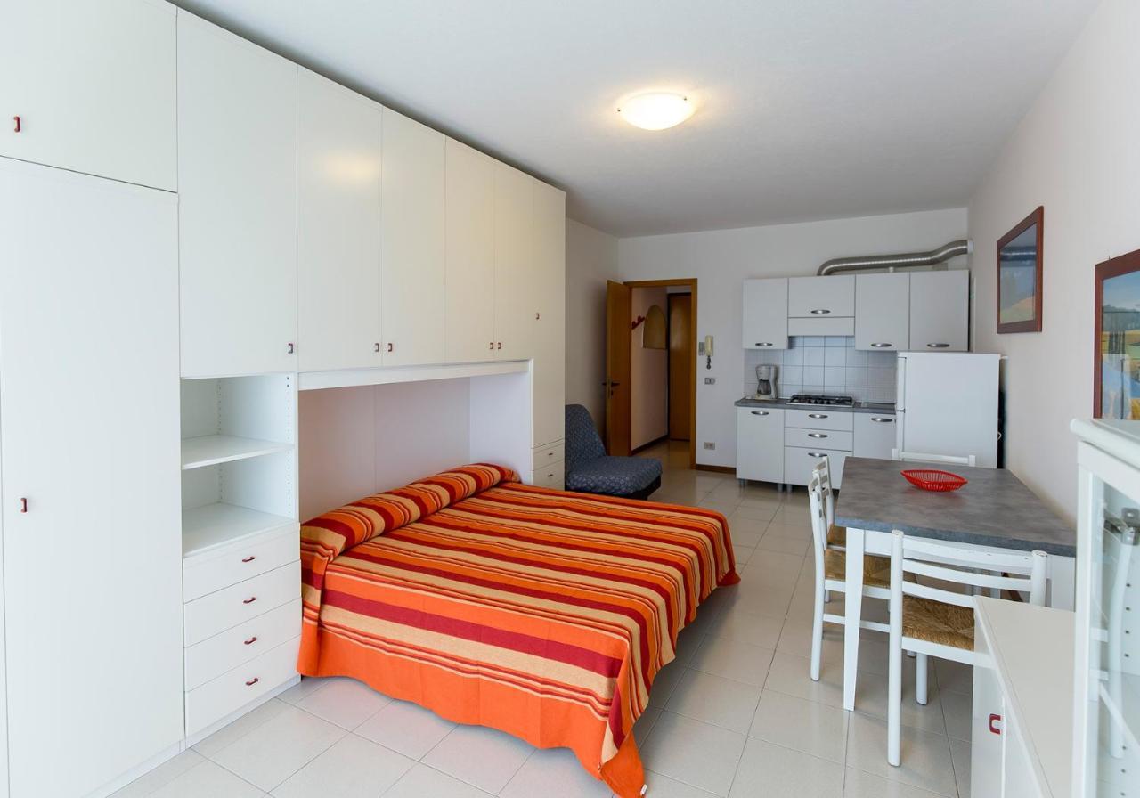 Апартаменты Apartament With Swimming Pool Каорле Экстерьер фото