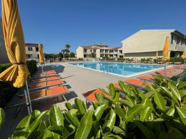Апартаменты Apartament With Swimming Pool Каорле Экстерьер фото