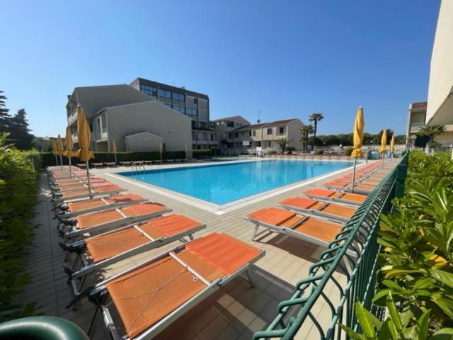 Апартаменты Apartament With Swimming Pool Каорле Экстерьер фото