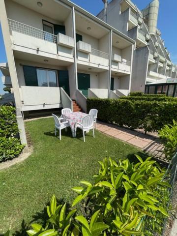 Апартаменты Apartament With Swimming Pool Каорле Экстерьер фото