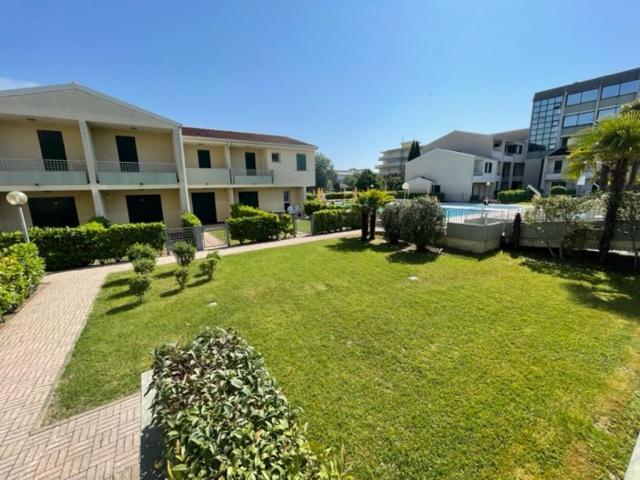 Апартаменты Apartament With Swimming Pool Каорле Экстерьер фото