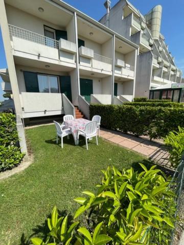 Апартаменты Apartament With Swimming Pool Каорле Экстерьер фото